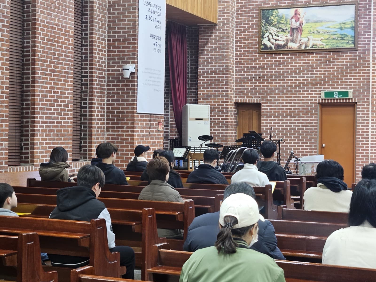 특송을 준비하는 청년들의 뒷모습