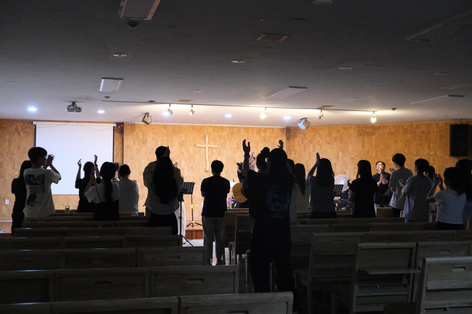 행신교회 청년부 수련회 예배 실루엣